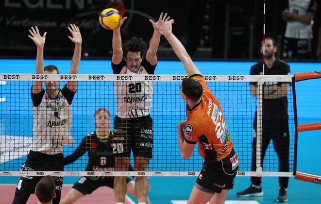 Jake Hanes im Angriff, Noah Baxpöhler, Ethan Champlin Zweikampf Spielszene Aktion Volleyball Bundesliga Herren Saison 2024 2025 21.09.2024 BR Volleys Berlin BRV vs Helios Grizzlys Giesen