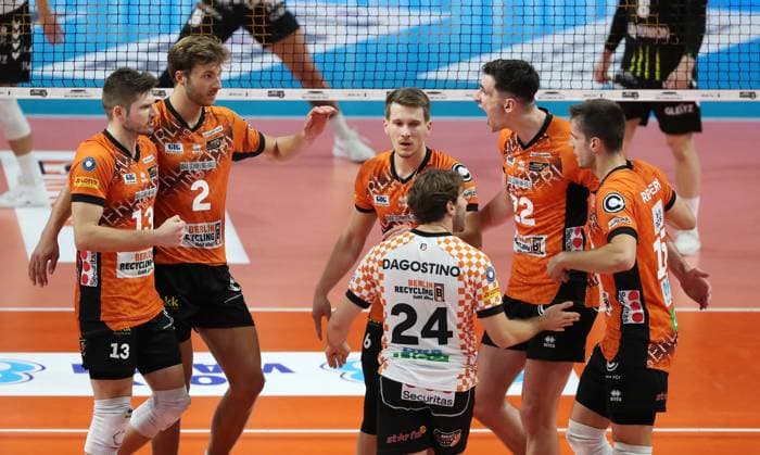 Ruben Schott, Matthew Knigge, Johannes Tille, Kyle Dagostino, Jake Hanes, Moritz Reichert jubelt nach Satzgewinn Freude Emotion Jubel Volleyball Bundesliga Herren Saison 2024 2025 21.09.2024 BR Volleys Berlin BRV vs Helios Grizzlys Giesen