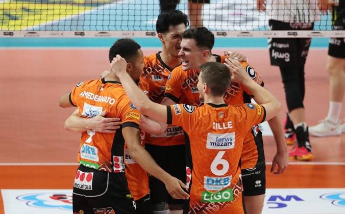 Djifa Amedegnato, Nehemiah Mote, Jake Hanes, Johannes Tille jubelt nach Satzgewinn Freude Emotion Jubel Volleyball Bundesliga Herren Saison 2024 2025 21.09.2024 BR Volleys Berlin BRV vs Helios Grizzlys Giesen