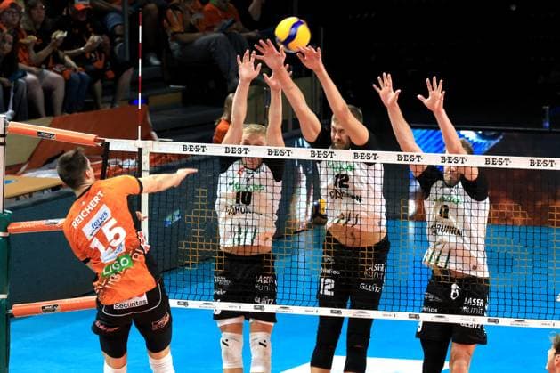 DEU, DVV, 1.VBL, BR Volleys vs. Helios Grizzlys Giesen, 21.09.2024, Max-Schmeling-Halle, Berlin, DEU, DVV, 1.VBL, BR Volleys vs. Helios Grizzlys Giesen, im Bild Moritz Reichert (BR Volleys 15), Jan Roeling (Giesen 10), Jakob Guenthoer (Giesen 12), John Hatch (Giesen 9) Foto: Juergen Engler nordphoto GmbH