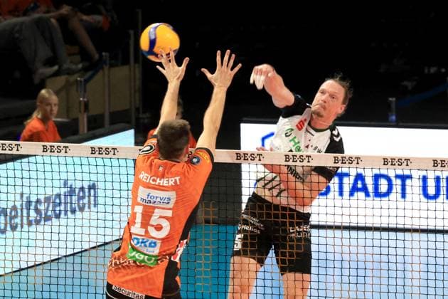 DEU, DVV, 1.VBL, BR Volleys vs. Helios Grizzlys Giesen, 21.09.2024, Max-Schmeling-Halle, Berlin, DEU, DVV, 1.VBL, BR Volleys vs. Helios Grizzlys Giesen, im Bild Moritz Reichert (BR Volleys 15), Hauke Wagner (Giesen 5) Foto: Juergen Engler nordphoto GmbH