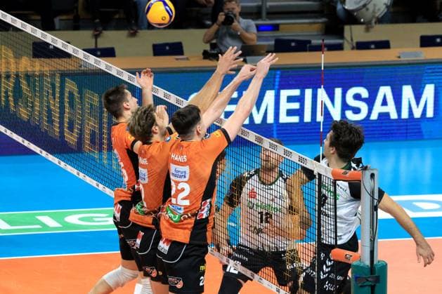 DEU, DVV, 1.VBL, BR Volleys vs. Helios Grizzlys Giesen, 21.09.2024, Max-Schmeling-Halle, Berlin, DEU, DVV, 1.VBL, BR Volleys vs. Helios Grizzlys Giesen, im Bild Moritz Reichert (BR Volleys 15), Matthew Knigge (BR Volleys 2), Jake Hanes (BR Volleys 22), Ethan Champlin (Giesen 20) Foto: Juergen Engler nordphoto GmbH