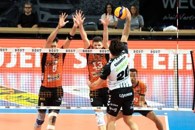 DEU, DVV, 1.VBL, BR Volleys vs. Helios Grizzlys Giesen, 21.09.2024, Max-Schmeling-Halle, Berlin, DEU, DVV, 1.VBL, BR Volleys vs. Helios Grizzlys Giesen, im Bild Neheimjah Mote (BR Volleys 5), Ruben Schott (BR Volleys 13), Ethan Champlin (Giesen 20) Foto: Juergen Engler nordphoto GmbH