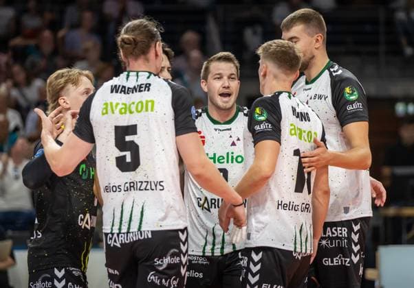 21.09.2024, Berlin, Volleyball: 1.Bundesliga, Maenner, 1. Spieltag, BR Volleys - Helios Grizzlys Giesen, Max-Schmeling-Halle. Team von Helios Grizzlys Giesen jubelt. BR Volleys - Helios Grizzlys Giesen