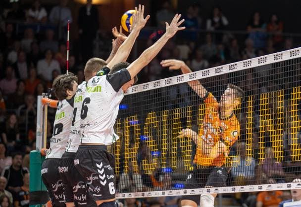 21.09.2024, Berlin, Volleyball: 1.Bundesliga, Maenner, 1. Spieltag, BR Volleys - Helios Grizzlys Giesen, Max-Schmeling-Halle. Berlins Moritz Reichert (r-l) spielt den Ball gegen den Block aus Mark Rura, Noah Baxpoehler und Ethan Champlin von Helios Grizzlys Giesen. BR Volleys - Helios Grizzlys Giesen