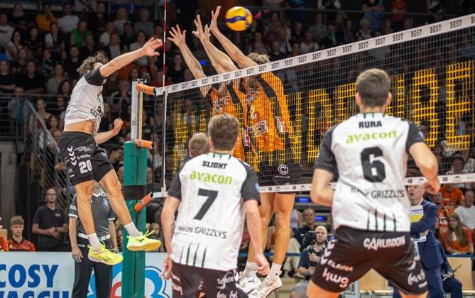 21.09.2024, Berlin, Volleyball: 1.Bundesliga, Maenner, 1. Spieltag, BR Volleys - Helios Grizzlys Giesen, Max-Schmeling-Halle. Ethan Champlin (l) von Helios Grizzlys Giesen spielt den Ball durch Berlins Block. BR Volleys - Helios Grizzlys Giesen