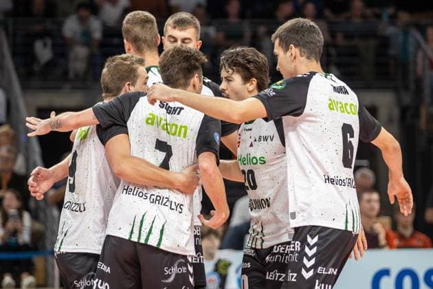 21.09.2024, Berlin, Volleyball: 1.Bundesliga, Maenner, 1. Spieltag, BR Volleys - Helios Grizzlys Giesen, Max-Schmeling-Halle. Team von Helios Grizzlys Giesen jubelt. BR Volleys - Helios Grizzlys Giesen