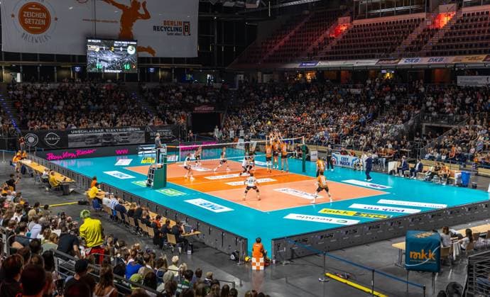 21.09.2024, Berlin, Volleyball: 1.Bundesliga, Maenner, 1. Spieltag, BR Volleys - Helios Grizzlys Giesen, Max-Schmeling-Halle. Blick in die Halle. BR Volleys - Helios Grizzlys Giesen