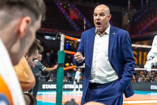 21.09.2024, Berlin, Volleyball: 1.Bundesliga, Maenner, 1. Spieltag, BR Volleys - Helios Grizzlys Giesen, Max-Schmeling-Halle. Trainer Joel Banks der Berlin Volleys bespricht sich mit seinem Team. BR Volleys - Helios Grizzlys Giesen