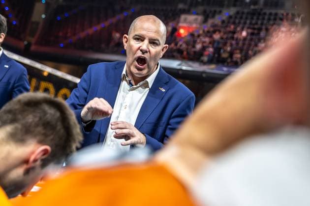 21.09.2024, Berlin, Volleyball: 1.Bundesliga, Maenner, 1. Spieltag, BR Volleys - Helios Grizzlys Giesen, Max-Schmeling-Halle. Trainer Joel Banks der Berlin Volleys bespricht sich mit seinem Team. BR Volleys - Helios Grizzlys Giesen