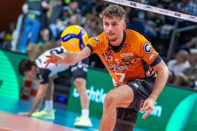 21.09.2024, Berlin, Volleyball: 1.Bundesliga, Maenner, 1. Spieltag, BR Volleys - Helios Grizzlys Giesen, Max-Schmeling-Halle. Berlins Simon Plaskie geht zum Ball. BR Volleys - Helios Grizzlys Giesen