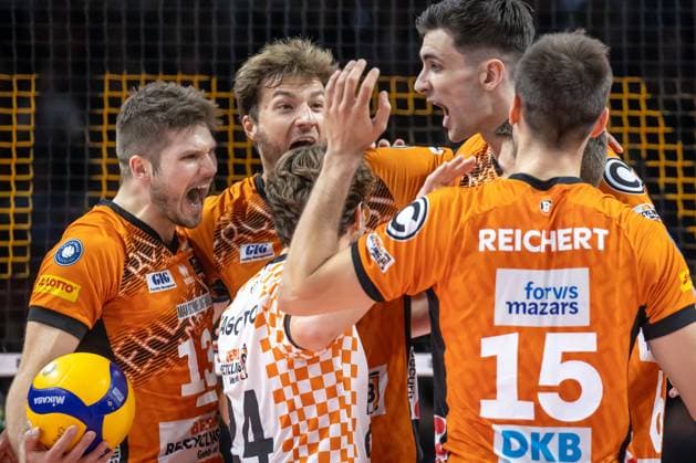 21.09.2024, Berlin, Volleyball: 1.Bundesliga, Maenner, 1. Spieltag, BR Volleys - Helios Grizzlys Giesen, Max-Schmeling-Halle. Spieler der BR Volleys jubeln. BR Volleys - Helios Grizzlys Giesen