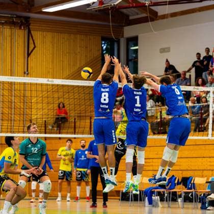 21.09.2024, GER, Volleyball, 2.BL Maenner Sued, Saison 2024 2025, 1.Spieltag, Blue Volleys Gotha - TSV Mimmenhausen Dominik Duchac (Blue Volleys Gotha) Justus Krausse (Blue Volleys Gotha) Erik Niederluecke (Blue Volleys Gotha) 99867 Gotha Sporthalle Sportanlage Ernesti Thüringen Deutschland