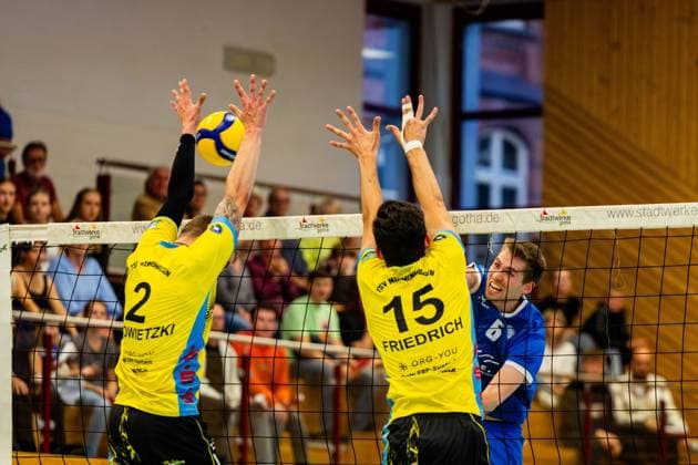 21.09.2024, GER, Volleyball, 2.BL Maenner Sued, Saison 2024 2025, 1.Spieltag, Blue Volleys Gotha - TSV Mimmenhausen Jan Jalowietzki (TSV Mimmenhausen) Philipp Friedrich (TSV Mimmenhausen) Erik Niederluecke (Blue Volleys Gotha) 99867 Gotha Sporthalle Sportanlage Ernesti Thüringen Deutschland
