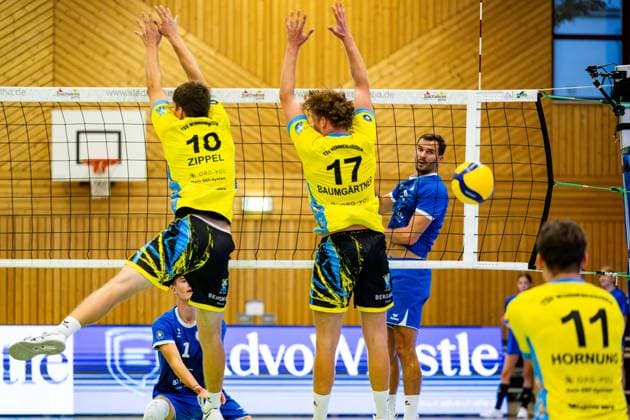 21.09.2024, GER, Volleyball, 2.BL Maenner Sued, Saison 2024 2025, 1.Spieltag, Blue Volleys Gotha - TSV Mimmenhausen Pascal Zippel (TSV Mimmenhausen) Lukas Baumgaertner (TSV Mimmenhausen) Dominik Duchac (Blue Volleys Gotha) 99867 Gotha Sporthalle Sportanlage Ernesti Thüringen Deutschland