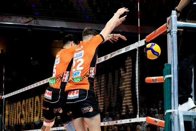 DEU, DVV, 1.VBL, BR Volleys vs. Helios Grizzlys Giesen, 21.09.2024, Max-Schmeling-Halle, Berlin, DEU, DVV, 1.VBL, BR Volleys vs. Helios Grizzlys Giesen, im Bild Neheimjah Mote (BR Volleys 5), Jake Hanes (BR Volleys 22) Foto: Juergen Engler nordphoto GmbH