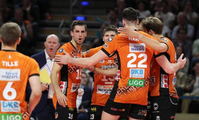 Johannes Tille, Trainer Joel Banks, Moritz Reichert, Ruben Schott, Jake Hanes jubelt Freude Emotion Jubel Volleyball Bundesliga Herren Saison 2024 2025 21.09.2024 BR Volleys Berlin BRV vs Helios Grizzlys Giesen