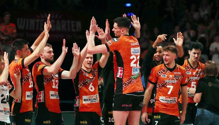 MVP Jake Hanes, BR Volleys jubeln nach 3:0 Sieg Freude Emotion Jubel Volleyball Bundesliga Herren Saison 2024 2025 21.09.2024 BR Volleys Berlin BRV vs Helios Grizzlys Giesen
