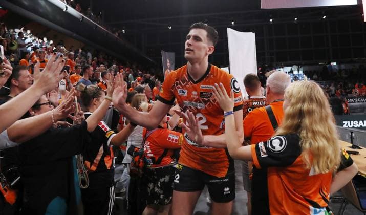 MVP Jake Hanes, BR Volleys jubeln nach 3:0 Sieg Freude Emotion Jubel Volleyball Bundesliga Herren Saison 2024 2025 21.09.2024 BR Volleys Berlin BRV vs Helios Grizzlys Giesen
