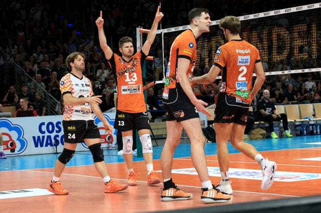DEU, DVV, 1.VBL, BR Volleys vs. Helios Grizzlys Giesen, 21.09.2024, Max-Schmeling-Halle, Berlin, DEU, DVV, 1.VBL, BR Volleys vs. Helios Grizzlys Giesen, im Bild BR Volleys-Spielerkreis, Johannes Tille (BR Volleys 6) Foto: Juergen Engler nordphoto GmbH