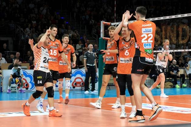 DEU, DVV, 1.VBL, BR Volleys vs. Helios Grizzlys Giesen, 21.09.2024, Max-Schmeling-Halle, Berlin, DEU, DVV, 1.VBL, BR Volleys vs. Helios Grizzlys Giesen, im Bild BR Volleys-Spielerkreis, Johannes Tille (BR Volleys 6), Jake Hanes (BR Volleys 22) Foto: Juergen Engler nordphoto GmbH