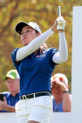 CINCINNATI, OH - SEPTEMBER 21: LPGA, Golf Damen golfer Jeeno Thitikul plays her tee shot on the 7th hole during the third round of the Kroger Queen City Championship presented by P&G on September 21, 2024, at TPC River™s Bend in Cincinnati, Ohio. (Photo by Brian Spurlock Icon Sportswire) GOLF: SEP 21 LPGA Kroger Queen City Championship pres by P&G EDITORIAL USE ONLY Icon24092111