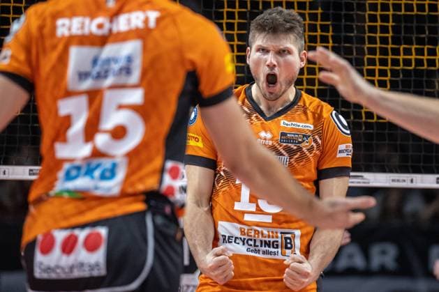 21.09.2024, Berlin, Volleyball: 1.Bundesliga, Maenner, 1. Spieltag, BR Volleys - Helios Grizzlys Giesen, Max-Schmeling-Halle. Berlins Ruben Schott jubelt. BR Volleys - Helios Grizzlys Giesen