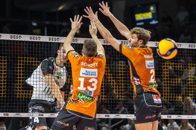21.09.2024, Berlin, Volleyball: 1.Bundesliga, Maenner, 1. Spieltag, BR Volleys - Helios Grizzlys Giesen, Max-Schmeling-Halle. Noah Baxpoehler (l-r) von Helios Grizzlys Giesen spielt den Ball durch Berlins Block aus Ruben Schott und Matthew Knigge. BR Volleys - Helios Grizzlys Giesen