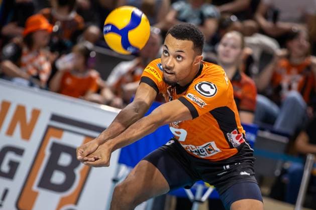 Sport Bilder des Tages 21.09.2024, Berlin, Volleyball: 1.Bundesliga, Maenner, 1. Spieltag, BR Volleys - Helios Grizzlys Giesen, Max-Schmeling-Halle. Berlins Djifa Amedegnato nimmt einen Ball an. BR Volleys - Helios Grizzlys Giesen