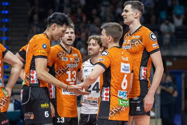 21.09.2024, Berlin, Volleyball: 1.Bundesliga, Maenner, 1. Spieltag, BR Volleys - Helios Grizzlys Giesen, Max-Schmeling-Halle. Spieler der BR Volleys jubeln. BR Volleys - Helios Grizzlys Giesen