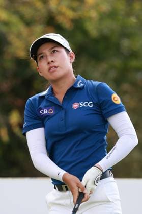 CINCINNATI, OH - SEPTEMBER 21: LPGA, Golf Damen golfer Jeeno Thitikul plays her tee shot on the 8th hole during the third round of the Kroger Queen City Championship presented by P&G on September 21, 2024, at TPC River™s Bend in Cincinnati, Ohio. (Photo by Brian Spurlock Icon Sportswire) GOLF: SEP 21 LPGA Kroger Queen City Championship pres by P&G EDITORIAL USE ONLY Icon24092128