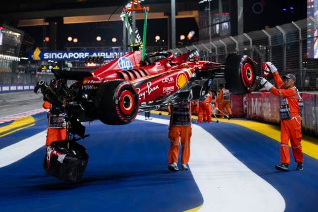 September 21, 2024, Singapore, Singapore: Marshals recovering the car of CARLOS SANIZ (SPA) of Scuderia Ferrari 55, with Carlos risking a fine or sanctions from the FIA for crossing the hot track, after crashing out into the barriers during Q3 during Qualifying day for the 2024 Formula 1 Singapore Grand Prix. Singapore Singapore - ZUMAb177 20240921_aap_b177_050 Copyright: xTaidghxBarronx