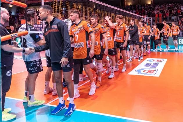 21.09.2024, Berlin, Volleyball: 1.Bundesliga, Maenner, 1. Spieltag, BR Volleys - Helios Grizzlys Giesen, Max-Schmeling-Halle. Spieler der Berlin Volleys klatschen sich nach dem Sieg ab. BR Volleys - Helios Grizzlys Giesen