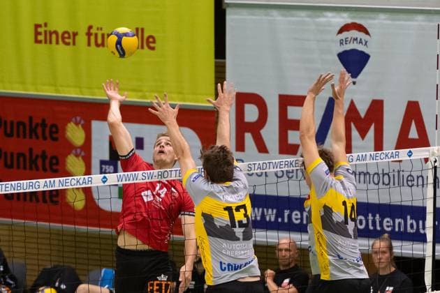 v.li. Timon Schippmann (TV Rottenburg, 14), Niklas Trogisch (TSV Grafing, 13), Moritz Schnoedt (TSV Grafing, 14) GER, TV Rottenburg vs TSV Grafing, Volleyball, Herren, 2. Bundesliga, Saison 24 25, 21.09.2024, GER, TV Rottenburg vs TSV Grafing, Volleyball, Herren, 2. Bundesliga, Saison 24 25, 21.09.2024 Rottenburg Copyright: xEibner-Pressefoto WolfgangxFrankx EP_WFK
