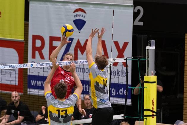 v.li. Niklas Trogisch (TSV Grafing, 13), Timon Schippmann (TV Rottenburg, 14), Moritz Schnoedt (TSV Grafing, 14) GER, TV Rottenburg vs TSV Grafing, Volleyball, Herren, 2. Bundesliga, Saison 24 25, 21.09.2024, GER, TV Rottenburg vs TSV Grafing, Volleyball, Herren, 2. Bundesliga, Saison 24 25, 21.09.2024 Rottenburg Copyright: xEibner-Pressefoto WolfgangxFrankx EP_WFK