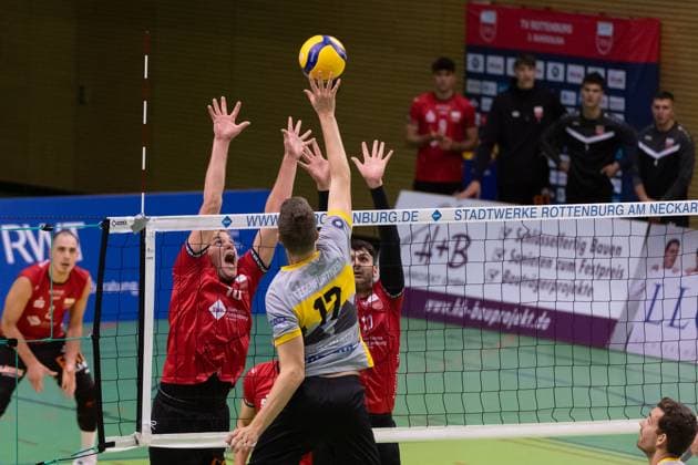 v.li. Jannik Lehmann (TV Rottenburg, 10), Adrian Gegenfurtner (TSV Grafing, 17), Yannick Menke (TV Rottenburg, 12) GER, TV Rottenburg vs TSV Grafing, Volleyball, Herren, 2. Bundesliga, Saison 24 25, 21.09.2024, GER, TV Rottenburg vs TSV Grafing, Volleyball, Herren, 2. Bundesliga, Saison 24 25, 21.09.2024 Rottenburg Copyright: xEibner-Pressefoto WolfgangxFrankx EP_WFK