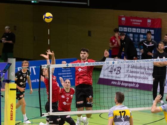 v.li. Aurel Sprenger (TV Rottenburg, 17), Yannick Menke (TV Rottenburg, 12), Adrian Gegenfurtner (TSV Grafing, 17) GER, TV Rottenburg vs TSV Grafing, Volleyball, Herren, 2. Bundesliga, Saison 24 25, 21.09.2024, GER, TV Rottenburg vs TSV Grafing, Volleyball, Herren, 2. Bundesliga, Saison 24 25, 21.09.2024 Rottenburg Copyright: xEibner-Pressefoto WolfgangxFrankx EP_WFK