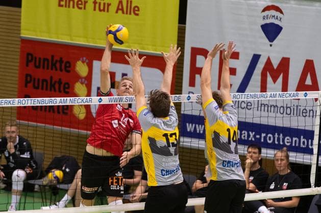 v.li. Timon Schippmann (TV Rottenburg, 14), Niklas Trogisch (TSV Grafing, 13), Moritz Schnoedt (TSV Grafing, 14) GER, TV Rottenburg vs TSV Grafing, Volleyball, Herren, 2. Bundesliga, Saison 24 25, 21.09.2024, GER, TV Rottenburg vs TSV Grafing, Volleyball, Herren, 2. Bundesliga, Saison 24 25, 21.09.2024 Rottenburg Copyright: xEibner-Pressefoto WolfgangxFrankx EP_WFK
