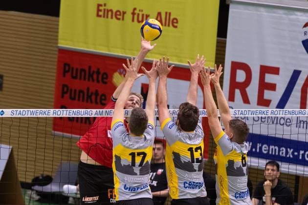 v.li. Timon Schippmann (TV Rottenburg, 14), Adrian Gegenfurtner (TSV Grafing, 17), Niklas Trogisch (TSV Grafing, 13), Korbinian Hess (TSV Grafing, 06) GER, TV Rottenburg vs TSV Grafing, Volleyball, Herren, 2. Bundesliga, Saison 24 25, 21.09.2024, GER, TV Rottenburg vs TSV Grafing, Volleyball, Herren, 2. Bundesliga, Saison 24 25, 21.09.2024 Rottenburg Copyright: xEibner-Pressefoto WolfgangxFrankx EP_WFK