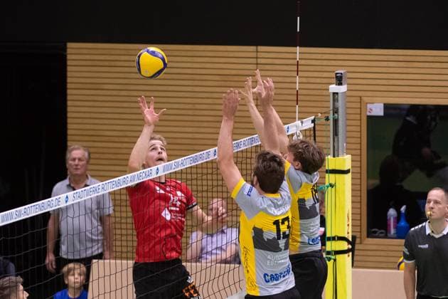 v.li. Timon Schippmann (TV Rottenburg, 14), Niklas Trogisch (TSV Grafing, 13), Simon Miller (TSV Grafing, 18) GER, TV Rottenburg vs TSV Grafing, Volleyball, Herren, 2. Bundesliga, Saison 24 25, 21.09.2024, GER, TV Rottenburg vs TSV Grafing, Volleyball, Herren, 2. Bundesliga, Saison 24 25, 21.09.2024 Rottenburg Copyright: xEibner-Pressefoto WolfgangxFrankx EP_WFK