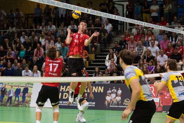 v.li. Aurel Sprenger (TV Rottenburg, 17), Linus Herrmann (TV Rottenburg, 09), Adrian Nachtwey (TSV Grafing, 09), Niklas Trogisch (TSV Grafing, 13) GER, TV Rottenburg vs TSV Grafing, Volleyball, Herren, 2. Bundesliga, Saison 24 25, 21.09.2024, GER, TV Rottenburg vs TSV Grafing, Volleyball, Herren, 2. Bundesliga, Saison 24 25, 21.09.2024 Rottenburg Copyright: xEibner-Pressefoto WolfgangxFrankx EP_WFK