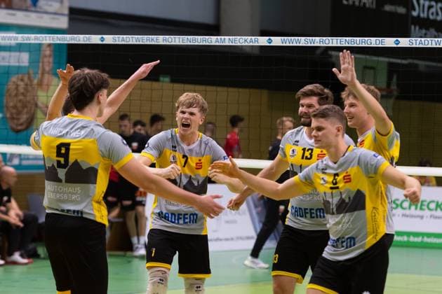 v.li. Adrian Nachtwey (TSV Grafing, 09), Janik Sambale (TSV Grafing, 07), Niklas Trogisch (TSV Grafing, 13), Korbinian Hess (TSV Grafing, 06) jubel, Freude GER, TV Rottenburg vs TSV Grafing, Volleyball, Herren, 2. Bundesliga, Saison 24 25, 21.09.2024, GER, TV Rottenburg vs TSV Grafing, Volleyball, Herren, 2. Bundesliga, Saison 24 25, 21.09.2024 Rottenburg Copyright: xEibner-Pressefoto WolfgangxFrankx EP_WFK