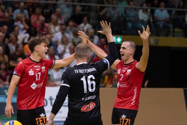 v.li. Aurel Sprenger (TV Rottenburg, 17), Johannes Elsaesser (TV Rottenburg, 16), Moritz Rauber (TV Rottenburg, 02), Jubel, freude GER, TV Rottenburg vs TSV Grafing, Volleyball, Herren, 2. Bundesliga, Saison 24 25, 21.09.2024, GER, TV Rottenburg vs TSV Grafing, Volleyball, Herren, 2. Bundesliga, Saison 24 25, 21.09.2024 Rottenburg Copyright: xEibner-Pressefoto WolfgangxFrankx EP_WFK
