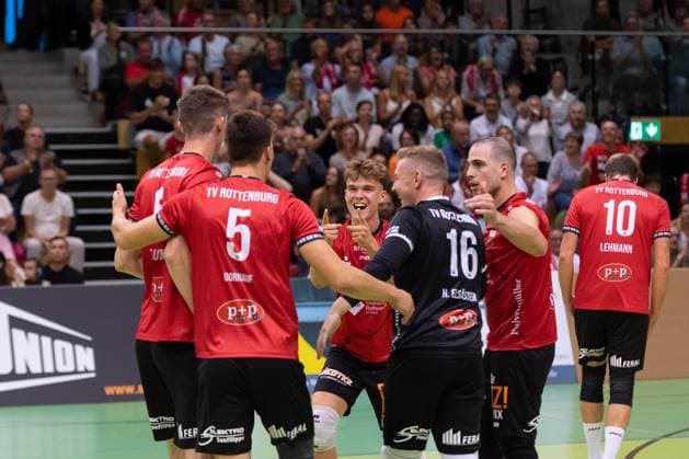 v.li. Maik Traumann (TV Rottenburg, 06), David Dornauf (TV Rottenburg, 05), Aurel Sprenger (TV Rottenburg, 17), Johannes Elsaesser (TV Rottenburg, 16), Moritz Rauber (TV Rottenburg, 02), Jubel, Freude GER, TV Rottenburg vs TSV Grafing, Volleyball, Herren, 2. Bundesliga, Saison 24 25, 21.09.2024, GER, TV Rottenburg vs TSV Grafing, Volleyball, Herren, 2. Bundesliga, Saison 24 25, 21.09.2024 Rottenburg Copyright: xEibner-Pressefoto WolfgangxFrankx EP_WFK