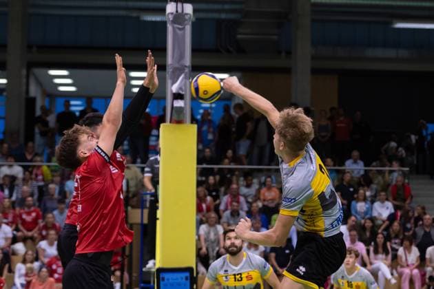 v.li. Aurel Sprenger (TV Rottenburg, 17), Janik Sambale (TSV Grafing, 07) GER, TV Rottenburg vs TSV Grafing, Volleyball, Herren, 2. Bundesliga, Saison 24 25, 21.09.2024, GER, TV Rottenburg vs TSV Grafing, Volleyball, Herren, 2. Bundesliga, Saison 24 25, 21.09.2024 Rottenburg Copyright: xEibner-Pressefoto WolfgangxFrankx EP_WFK