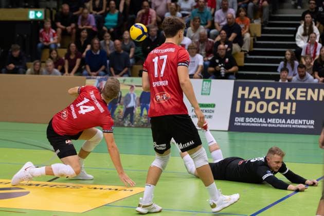 v.li. Timon Schippmann (TV Rottenburg, 14), Aurel Sprenger (TV Rottenburg, 17), Johannes Elsaesser (TV Rottenburg, 16) am boden GER, TV Rottenburg vs TSV Grafing, Volleyball, Herren, 2. Bundesliga, Saison 24 25, 21.09.2024, GER, TV Rottenburg vs TSV Grafing, Volleyball, Herren, 2. Bundesliga, Saison 24 25, 21.09.2024 Rottenburg Copyright: xEibner-Pressefoto WolfgangxFrankx EP_WFK