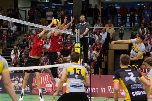 v.li. Maik Traumann (TV Rottenburg, 06), Moritz Rauber (TV Rottenburg, 02), Tom Strohbach (TSV Grafing, 15) GER, TV Rottenburg vs TSV Grafing, Volleyball, Herren, 2. Bundesliga, Saison 24 25, 21.09.2024, GER, TV Rottenburg vs TSV Grafing, Volleyball, Herren, 2. Bundesliga, Saison 24 25, 21.09.2024 Rottenburg Copyright: xEibner-Pressefoto WolfgangxFrankx EP_WFK
