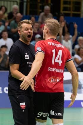 Jan Scheuermann (TV Rottenburg, Trainer), gestikuliert, Jubel, Freude mit Timon Schippmann (TV Rottenburg, 14) GER, TV Rottenburg vs TSV Grafing, Volleyball, Herren, 2. Bundesliga, Saison 24 25, 21.09.2024, GER, TV Rottenburg vs TSV Grafing, Volleyball, Herren, 2. Bundesliga, Saison 24 25, 21.09.2024 Rottenburg Copyright: xEibner-Pressefoto WolfgangxFrankx EP_WFK