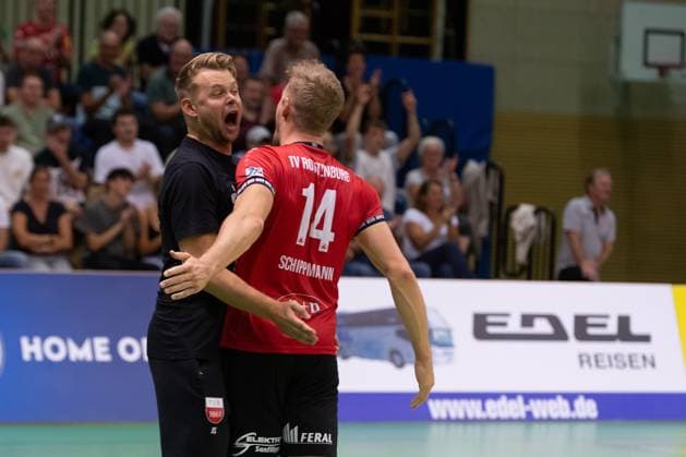 Jan Scheuermann (TV Rottenburg, Trainer), gestikuliert, Jubel, Freude mit Timon Schippmann (TV Rottenburg, 14) GER, TV Rottenburg vs TSV Grafing, Volleyball, Herren, 2. Bundesliga, Saison 24 25, 21.09.2024, GER, TV Rottenburg vs TSV Grafing, Volleyball, Herren, 2. Bundesliga, Saison 24 25, 21.09.2024 Rottenburg Copyright: xEibner-Pressefoto WolfgangxFrankx EP_WFK