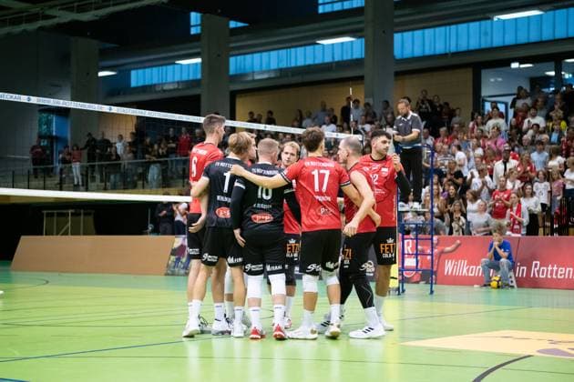 v.li. Maik Traumann (TV Rottenburg, 06), Dirk Mehlberg (TV Rottenburg, 01), Johannes Elsaesser (TV Rottenburg, 16), Jannik Lehmann (TV Rottenburg, 10), Aurel Sprenger (TV Rottenburg, 17), Moritz Rauber (TV Rottenburg, 02), Yannick Menke (TV Rottenburg, 12) GER, TV Rottenburg vs TSV Grafing, Volleyball, Herren, 2. Bundesliga, Saison 24 25, 21.09.2024, GER, TV Rottenburg vs TSV Grafing, Volleyball, Herren, 2. Bundesliga, Saison 24 25, 21.09.2024 Rottenburg Copyright: xEibner-Pressefoto WolfgangxFrankx EP_WFK